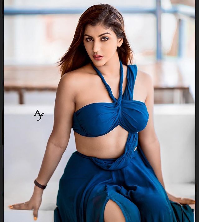 ఎదఅందాలతో కవ్విస్తోన్న య‌షికా ఆనంద్‌