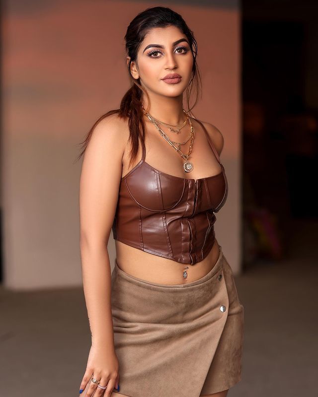 ఎదఅందాలతో కవ్విస్తోన్న య‌షికా ఆనంద్‌