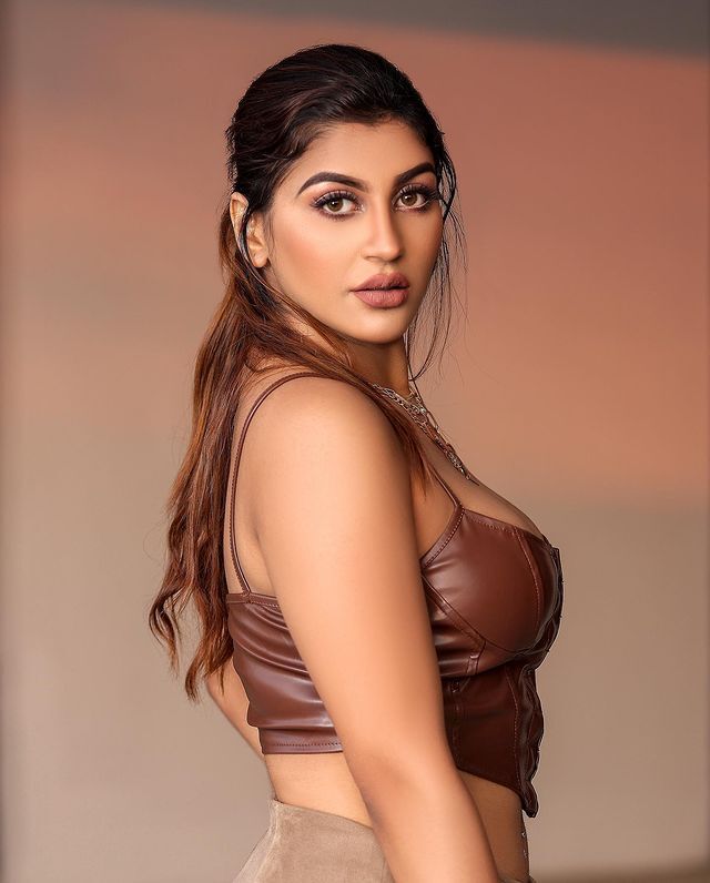 ఎదఅందాలతో కవ్విస్తోన్న య‌షికా ఆనంద్‌