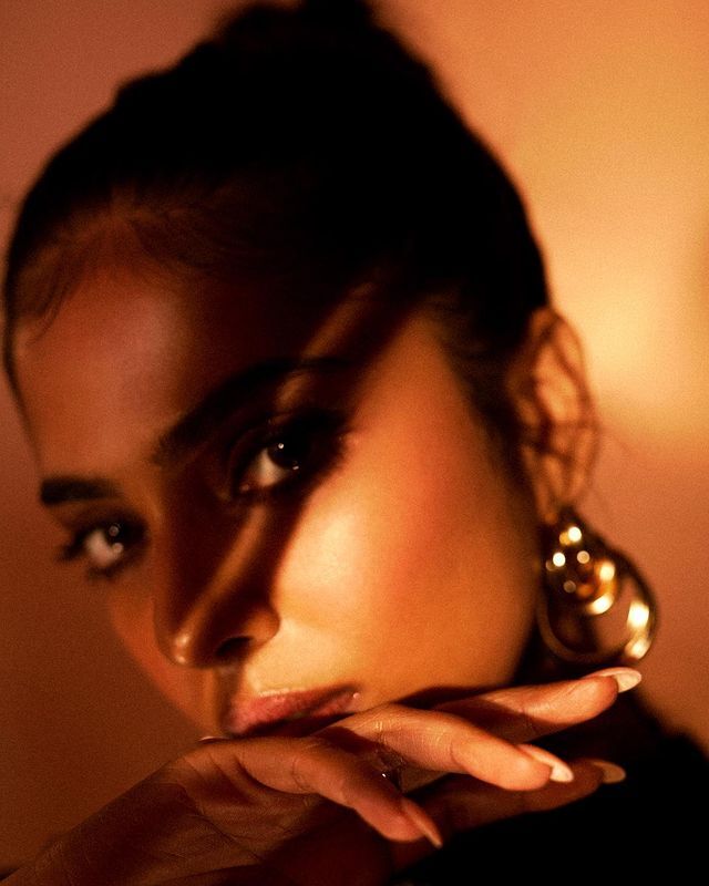 కొంటెచూపులతో కవ్విస్తోన్న మాళవిక మోహన్