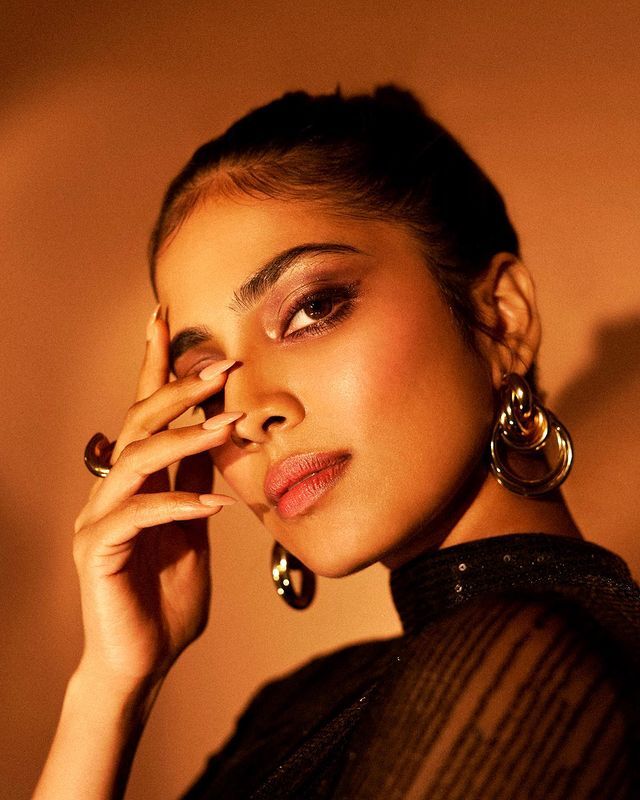 కొంటెచూపులతో కవ్విస్తోన్న మాళవిక మోహన్