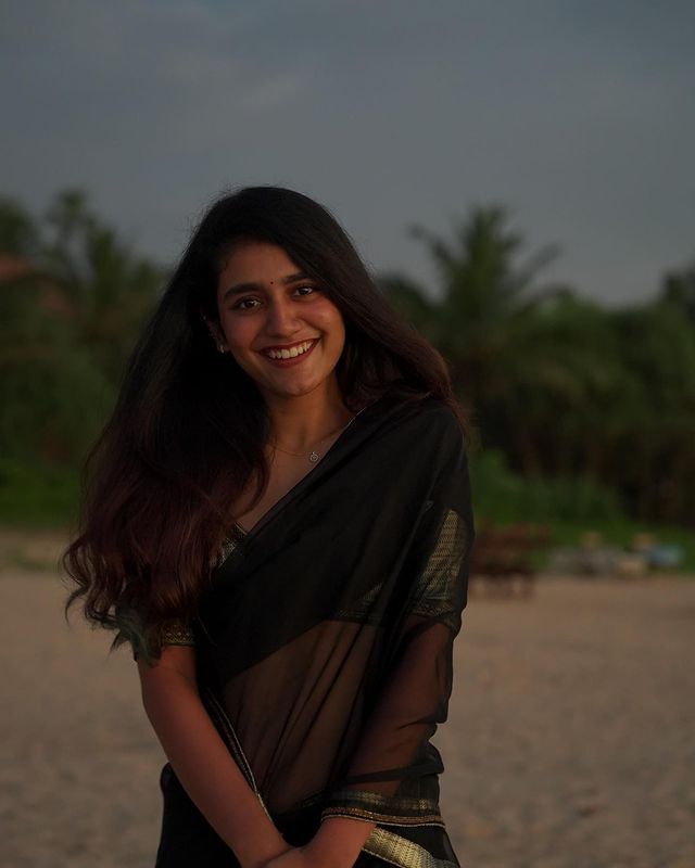  మత్తేక్కించే చూపులతో రెచ్చగోడుతున్న కేరళ కుట్టి  