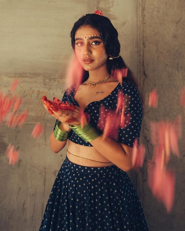  మత్తేక్కించే చూపులతో రెచ్చగోడుతున్న కేరళ కుట్టి  