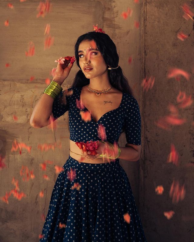  మత్తేక్కించే చూపులతో రెచ్చగోడుతున్న కేరళ కుట్టి  