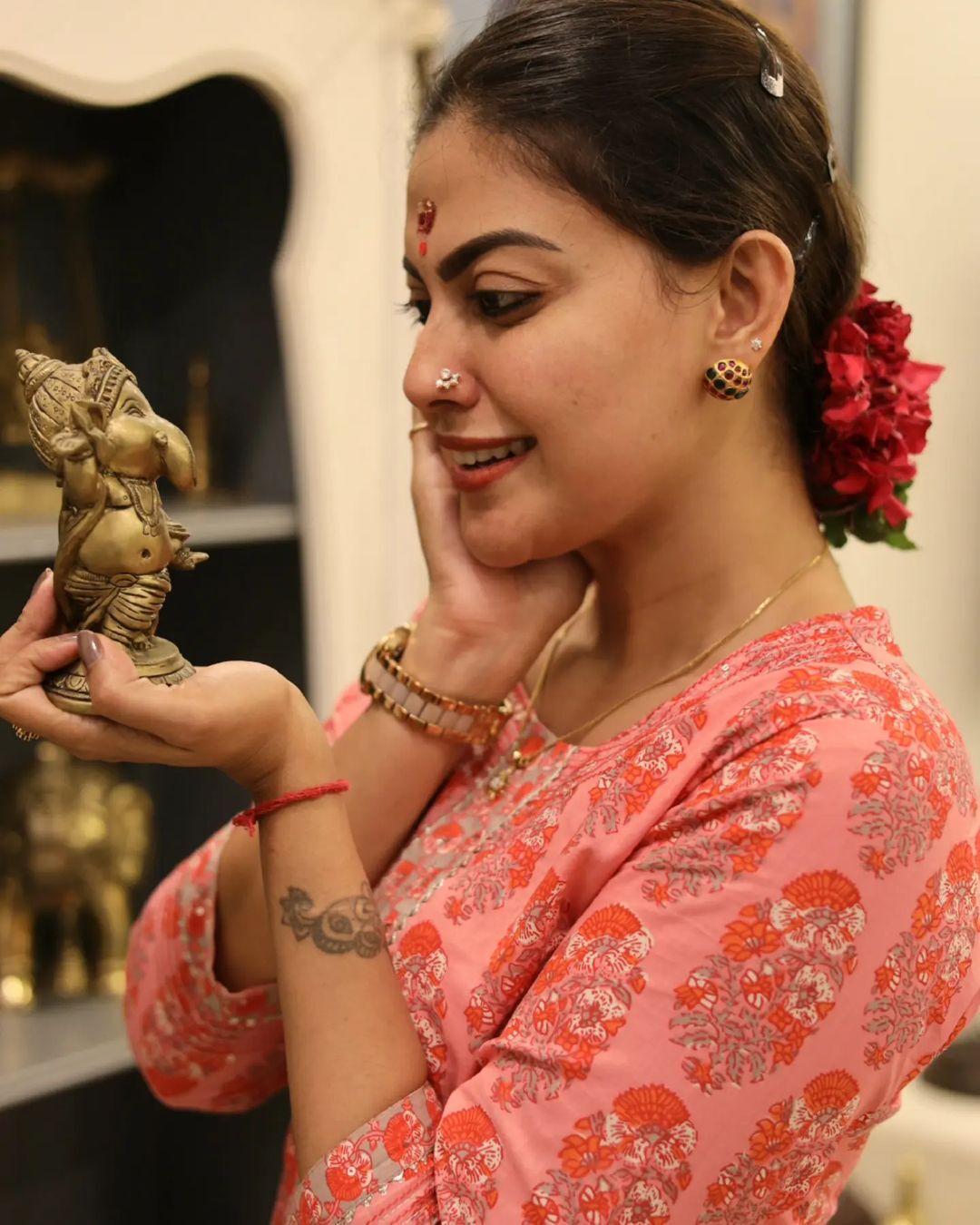  'ഹോ എന്നാ ഒരു ഭംഗി ആണെന്നേയെന്ന് റിമി ടോമി'; ബനാറസ് സാരിയില്‍ കിടുക്കി അനുശ്രി