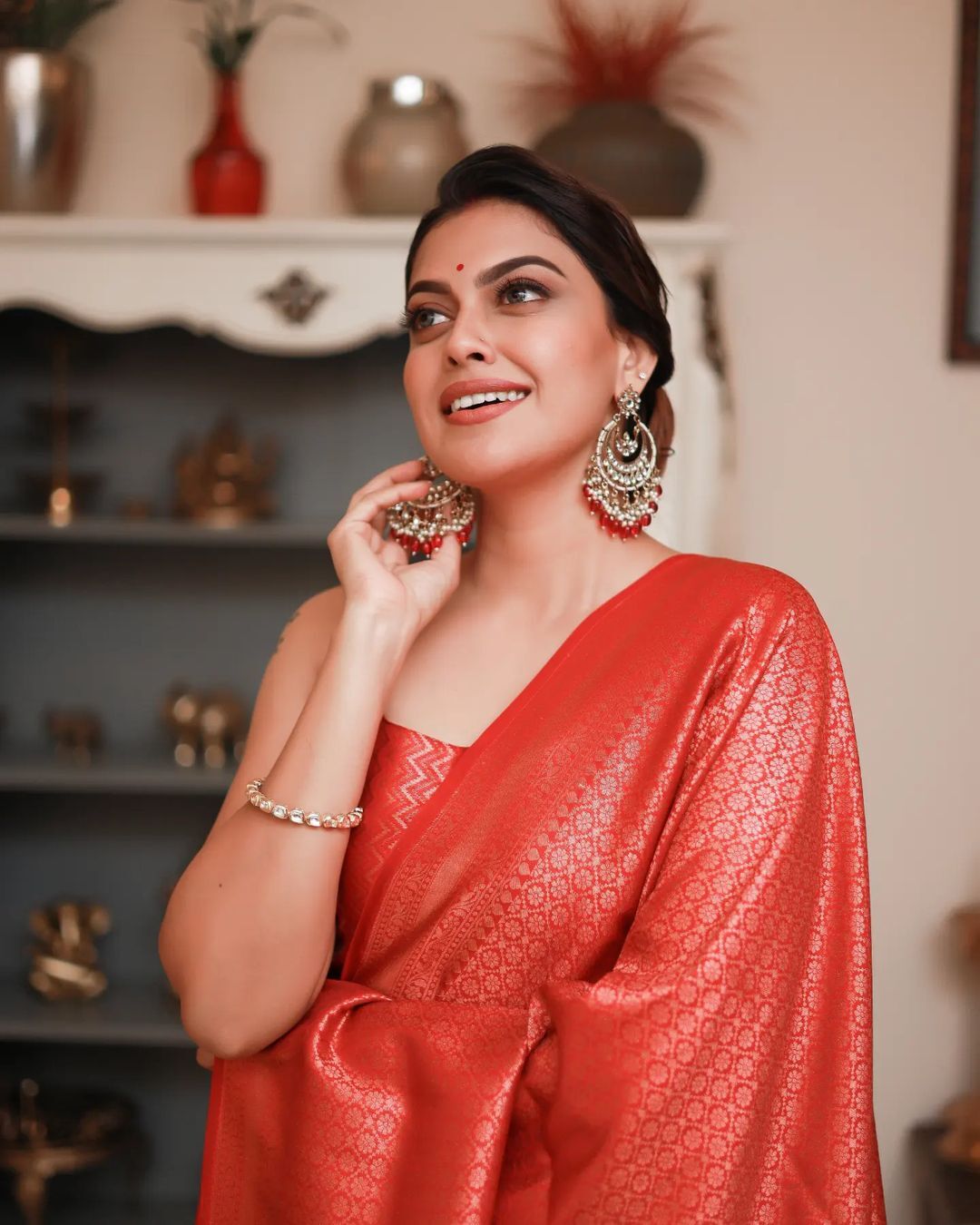  'ഹോ എന്നാ ഒരു ഭംഗി ആണെന്നേയെന്ന് റിമി ടോമി'; ബനാറസ് സാരിയില്‍ കിടുക്കി അനുശ്രി