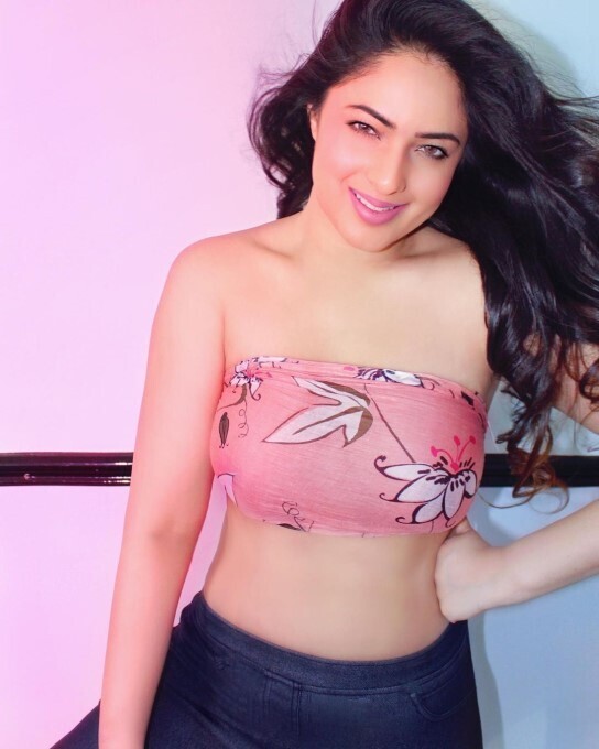 నిషా కళ్లతో కిక్కెక్కిస్తున్న నికిషా పటేల్