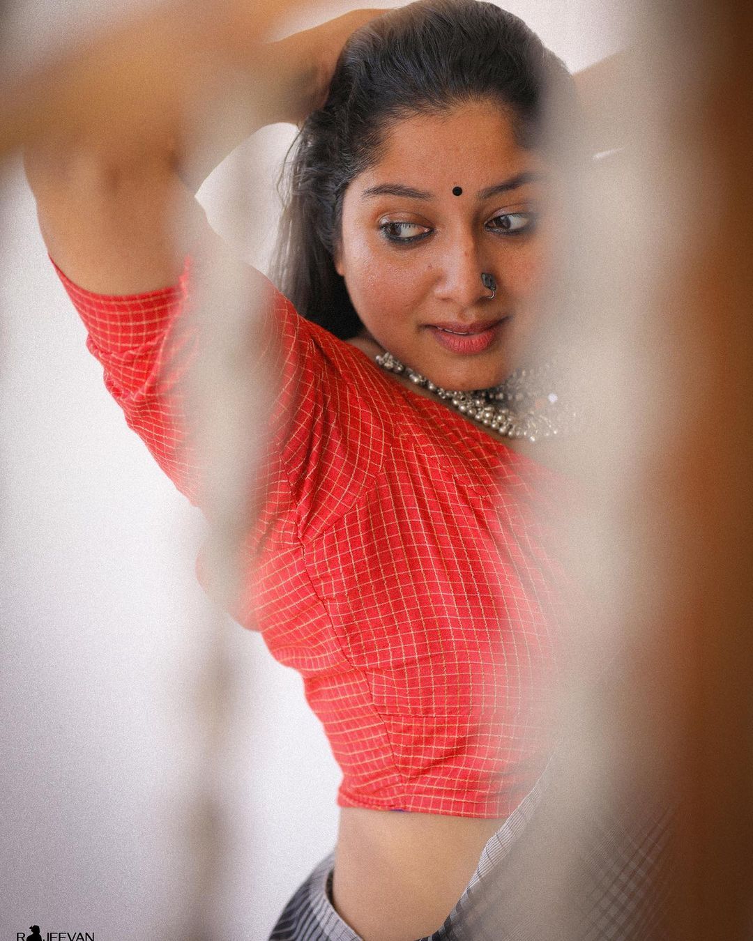 കർക്കിടകം ഒന്നൊക്കെയല്ലേ.. സാരിയില്‍ തിളങ്ങി അനുമോള്‍- ചിത്രങ്ങള്‍ വൈറല്‍ 