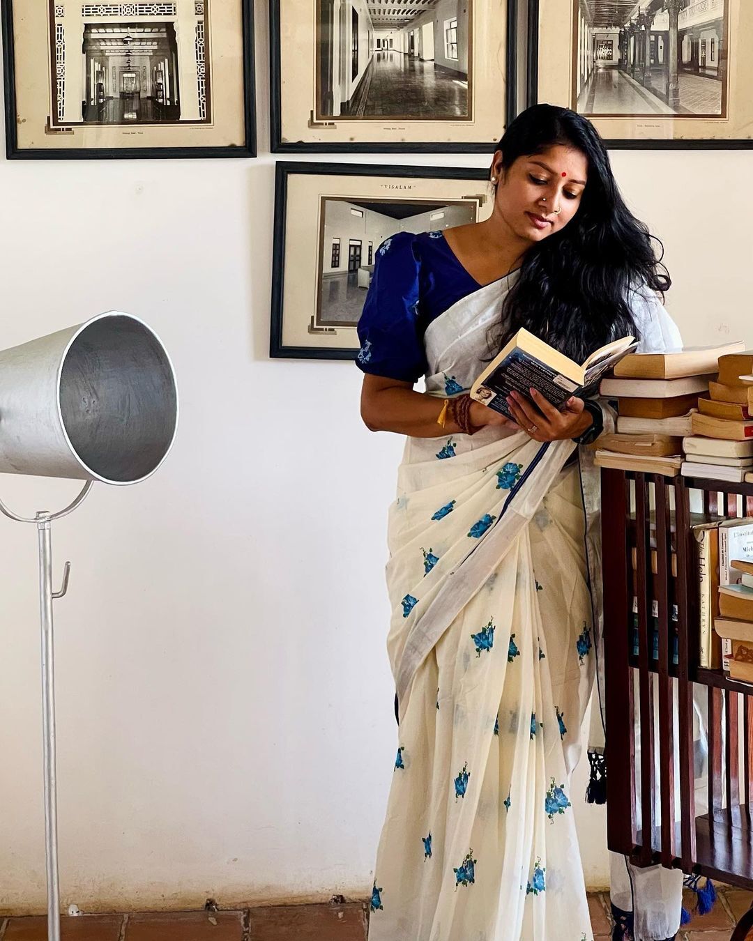 കർക്കിടകം ഒന്നൊക്കെയല്ലേ.. സാരിയില്‍ തിളങ്ങി അനുമോള്‍- ചിത്രങ്ങള്‍ വൈറല്‍ 