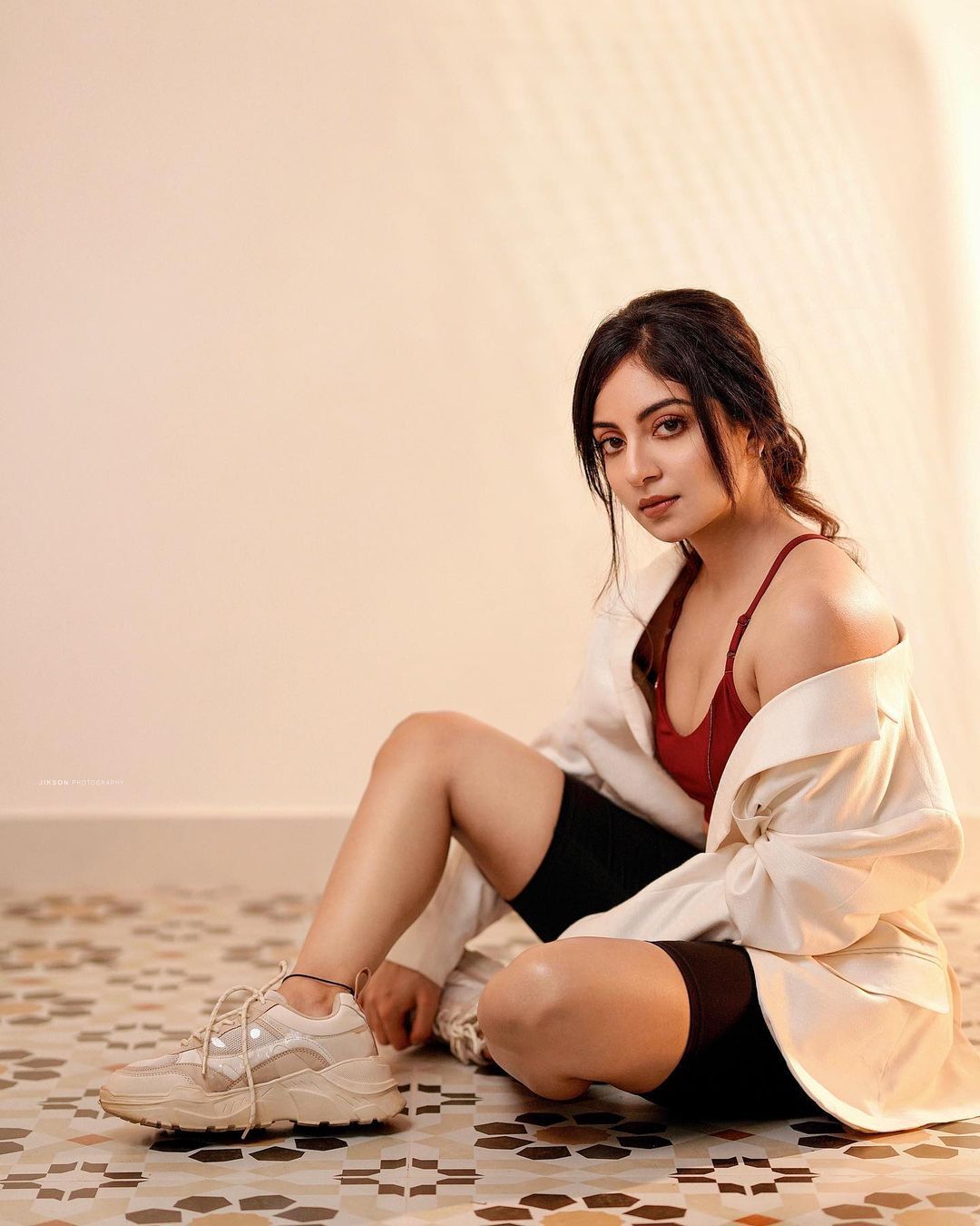 ഗ്ലാമർ ലുക്കില്‍ ഞെട്ടിച്ച് താരപുത്രി: ആരാധകർ ഏറ്റെടുത്ത് ഇഷാനി കൃഷ്ണയുടെ പുതിയ ചിത്രങ്ങള്‍