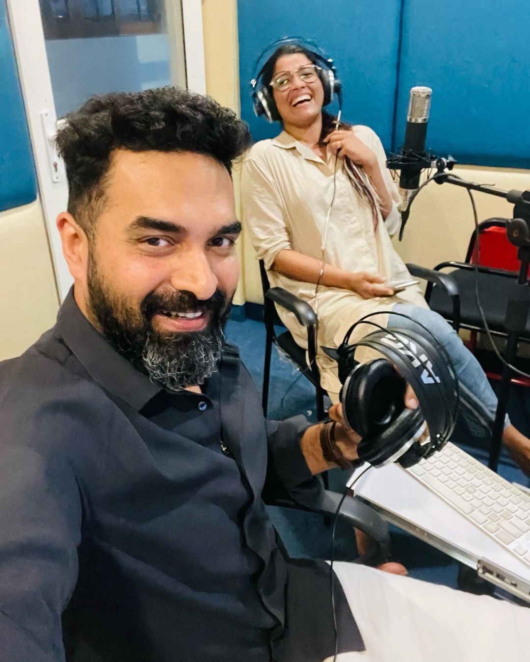  ചുംബിക്കാനൊരുങ്ങി പ്രണയാർദ്രമായി നിൽക്കുന്ന അമൃതയും ഗോപി സുന്ദറും ..സദാചാരക്കാരുടെ വായടിപ്പിച്ച് വീണ്ടും ചിത്രങ്ങൾ..വൈറൽ 