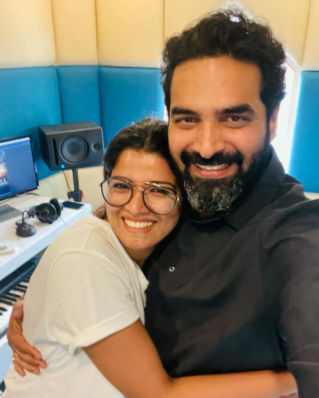  ചുംബിക്കാനൊരുങ്ങി പ്രണയാർദ്രമായി നിൽക്കുന്ന അമൃതയും ഗോപി സുന്ദറും ..സദാചാരക്കാരുടെ വായടിപ്പിച്ച് വീണ്ടും ചിത്രങ്ങൾ..വൈറൽ 