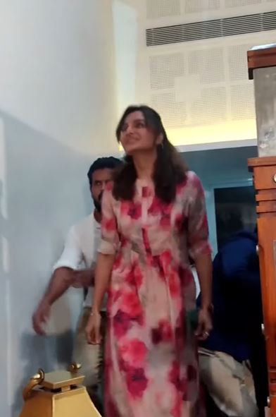 സിംപിള്‍ ലുക്കില്‍ കല്യാണ വേദിയില്‍  നിറഞ്ഞാടി മഞ്ജു വാര്യർ: വൈറലായി ചിത്രങ്ങള്‍