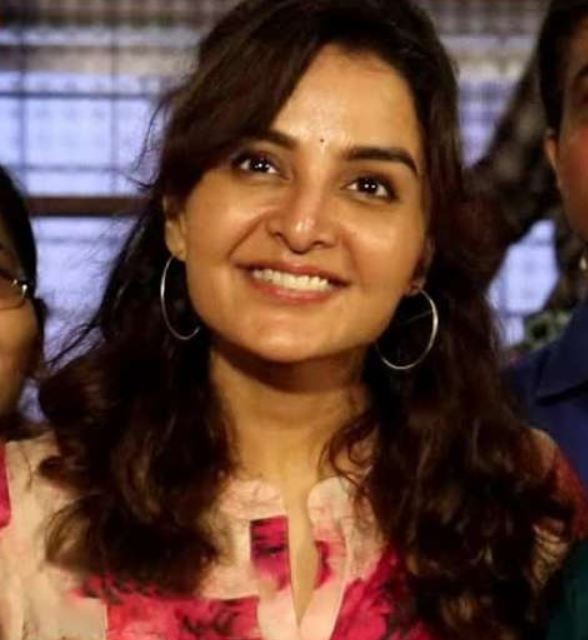 സിംപിള്‍ ലുക്കില്‍ കല്യാണ വേദിയില്‍  നിറഞ്ഞാടി മഞ്ജു വാര്യർ: വൈറലായി ചിത്രങ്ങള്‍