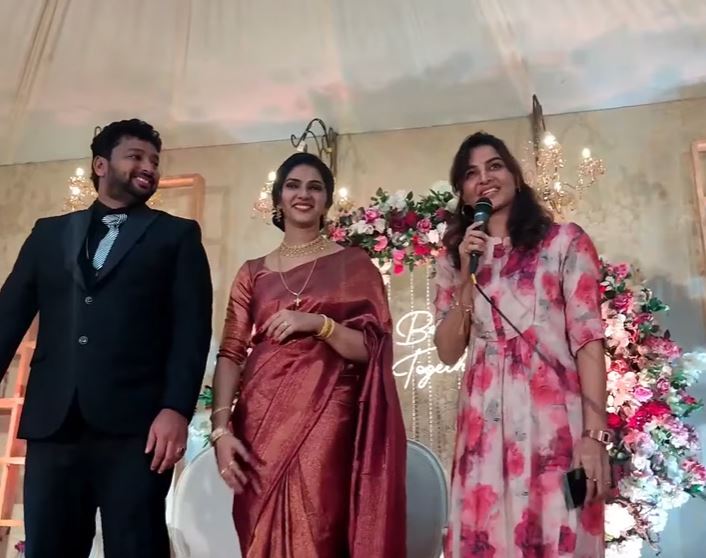 സിംപിള്‍ ലുക്കില്‍ കല്യാണ വേദിയില്‍  നിറഞ്ഞാടി മഞ്ജു വാര്യർ: വൈറലായി ചിത്രങ്ങള്‍