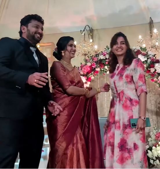 സിംപിള്‍ ലുക്കില്‍ കല്യാണ വേദിയില്‍  നിറഞ്ഞാടി മഞ്ജു വാര്യർ: വൈറലായി ചിത്രങ്ങള്‍