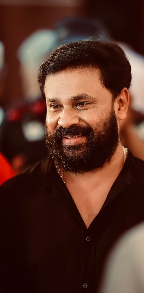 കട്ടത്താടി, കറുത്ത ഷർട്ട്, മുണ്ട്; ദിലീപിന്റെ പുത്തന്‍ ലുക്ക്, ആഘോഷമാക്കി ആരാധകർ, കേസ് മറക്കണ്ടെന്ന് മറ്റ് ചിലർ