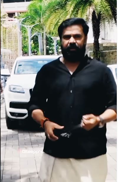 കട്ടത്താടി, കറുത്ത ഷർട്ട്, മുണ്ട്; ദിലീപിന്റെ പുത്തന്‍ ലുക്ക്, ആഘോഷമാക്കി ആരാധകർ, കേസ് മറക്കണ്ടെന്ന് മറ്റ് ചിലർ