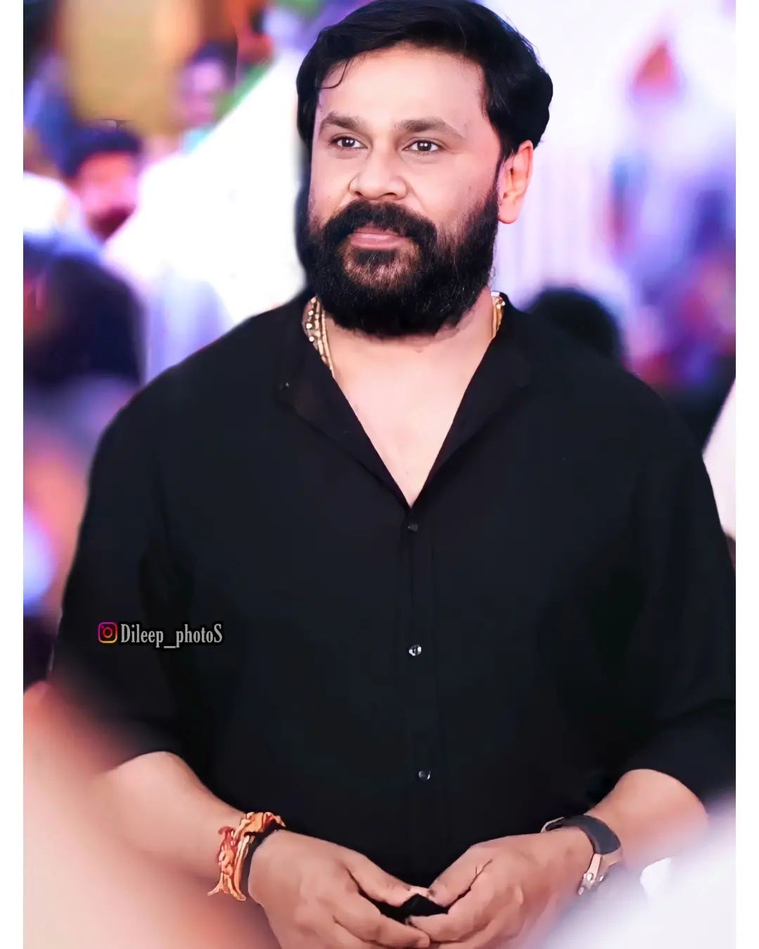 കട്ടത്താടി, കറുത്ത ഷർട്ട്, മുണ്ട്; ദിലീപിന്റെ പുത്തന്‍ ലുക്ക്, ആഘോഷമാക്കി ആരാധകർ, കേസ് മറക്കണ്ടെന്ന് മറ്റ് ചിലർ