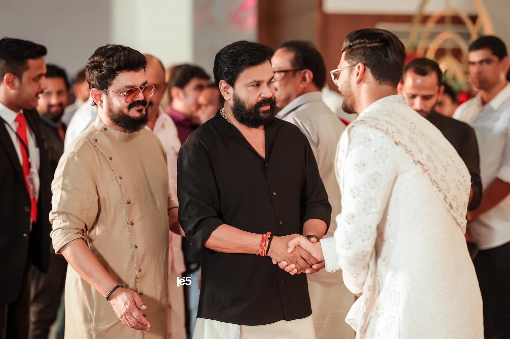 കട്ടത്താടി, കറുത്ത ഷർട്ട്, മുണ്ട്; ദിലീപിന്റെ പുത്തന്‍ ലുക്ക്, ആഘോഷമാക്കി ആരാധകർ, കേസ് മറക്കണ്ടെന്ന് മറ്റ് ചിലർ