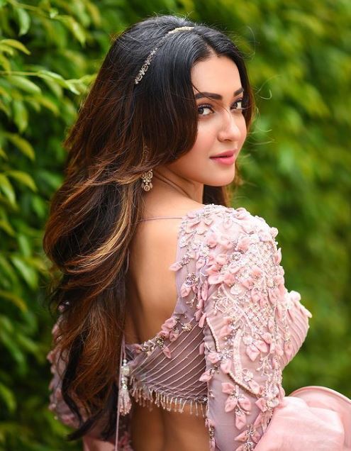 Yosh qiz mushukchasini onanizm bilan shugullanadi