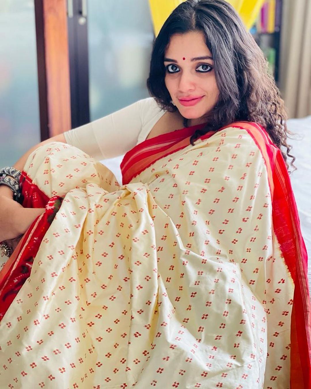 സാരിയില്‍ സ്റ്റൈലന്‍ ലുക്കില്‍ ആന്‍ അഗസ്റ്റിന്‍: അതിഗംഭീരമെന്ന് ആരാധകർ