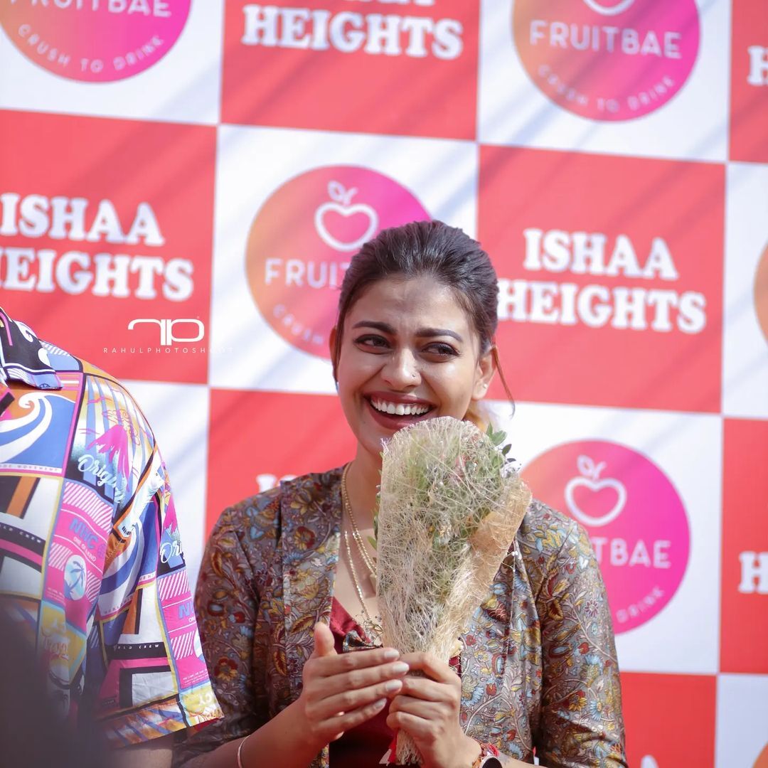 ഹൊ.. ഈ പിഷുവിനറെ ഒരു കണ്ണാടിയും കോമഡിയും: ചിരിച്ച് ഊപ്പാടിളകി അനുശ്രീ