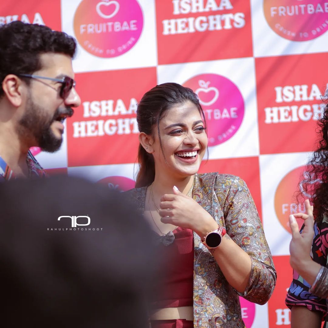 ഹൊ.. ഈ പിഷുവിനറെ ഒരു കണ്ണാടിയും കോമഡിയും: ചിരിച്ച് ഊപ്പാടിളകി അനുശ്രീ