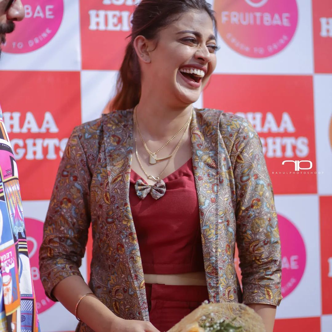 ഹൊ.. ഈ പിഷുവിനറെ ഒരു കണ്ണാടിയും കോമഡിയും: ചിരിച്ച് ഊപ്പാടിളകി അനുശ്രീ