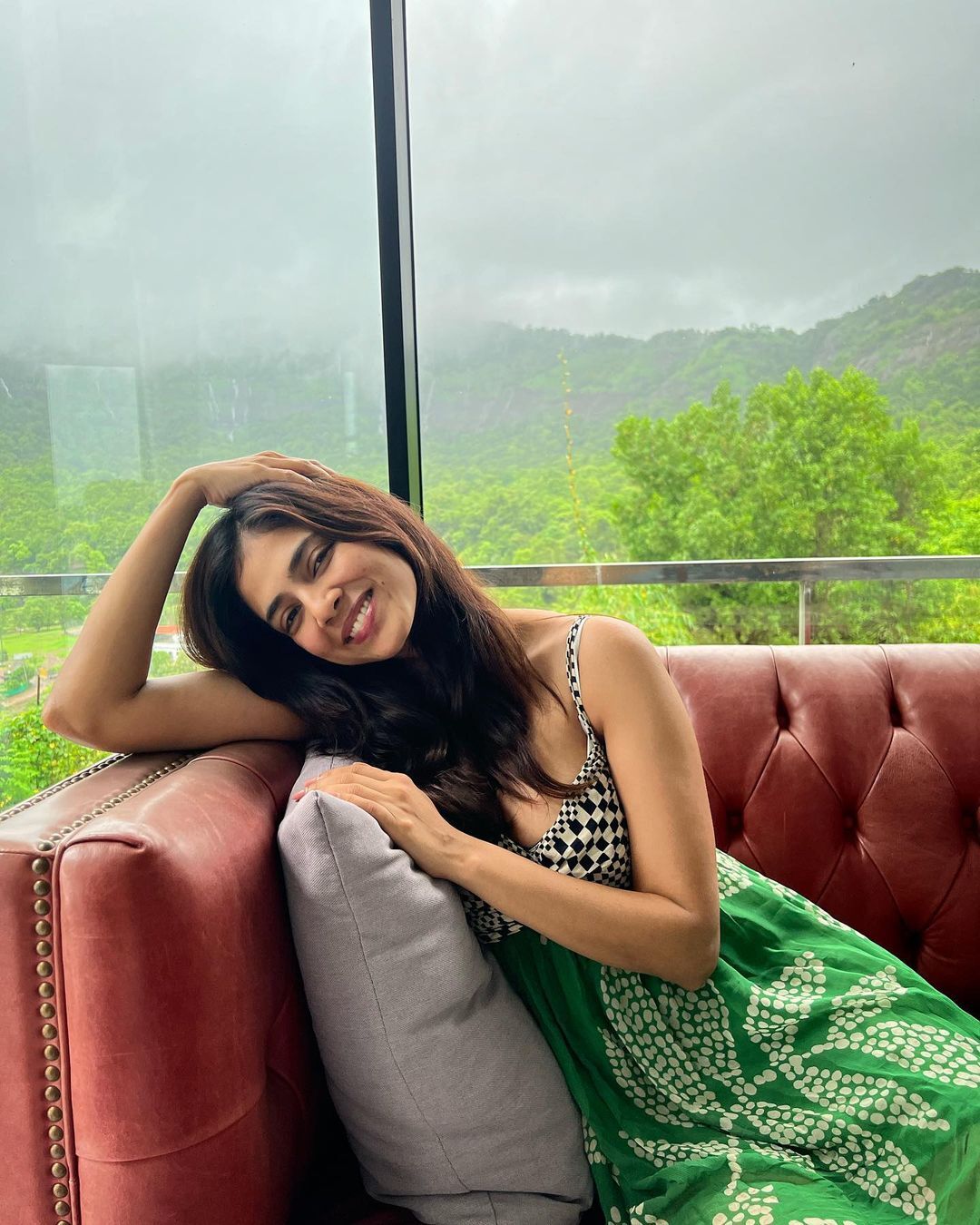 എന്തൊരഴകാണ്.... തൂ വെള്ളയില്‍ തിളങ്ങി മാളവിക മോഹനന്‍; വൈറലായി പുതിയ ചിത്രങ്ങള്‍