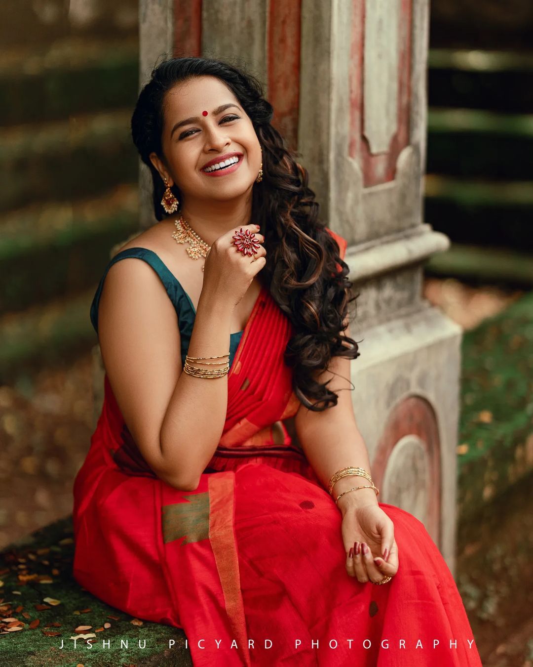 ഒരു രക്ഷയുമില്ല...സാരിയിലെ സുന്ദരിയെന്നാൽ സാധിക എന്ന് പറയേണ്ടി വരുമോ?വൈറലായി നടിയുടെ ചിത്രങ്ങൾ 