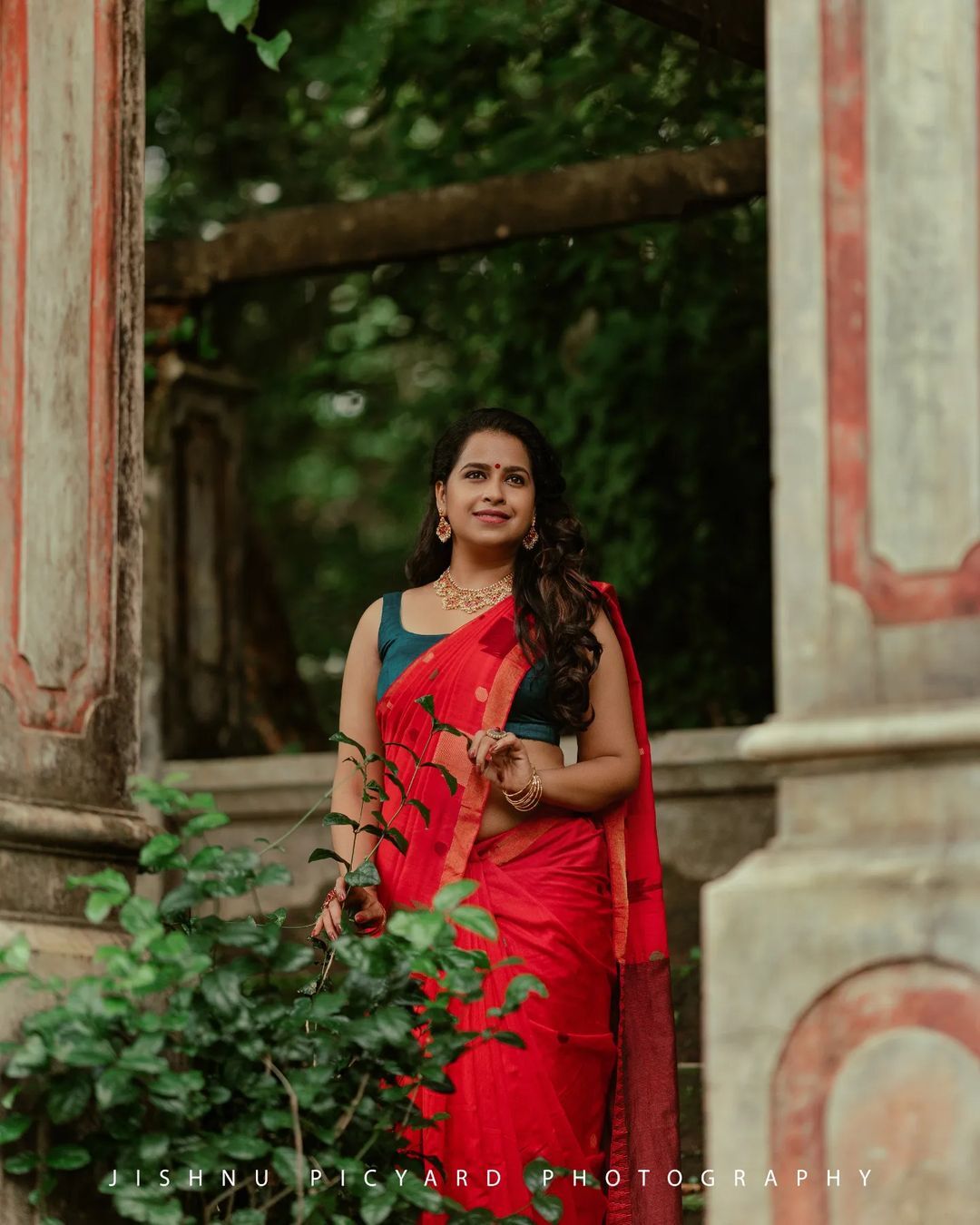 ഒരു രക്ഷയുമില്ല...സാരിയിലെ സുന്ദരിയെന്നാൽ സാധിക എന്ന് പറയേണ്ടി വരുമോ?വൈറലായി നടിയുടെ ചിത്രങ്ങൾ 