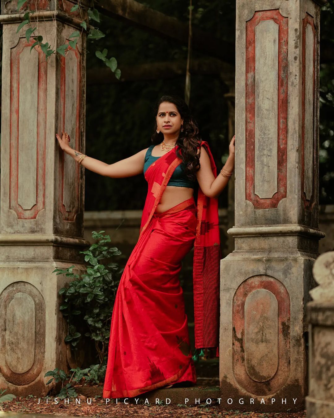 ഒരു രക്ഷയുമില്ല...സാരിയിലെ സുന്ദരിയെന്നാൽ സാധിക എന്ന് പറയേണ്ടി വരുമോ?വൈറലായി നടിയുടെ ചിത്രങ്ങൾ 