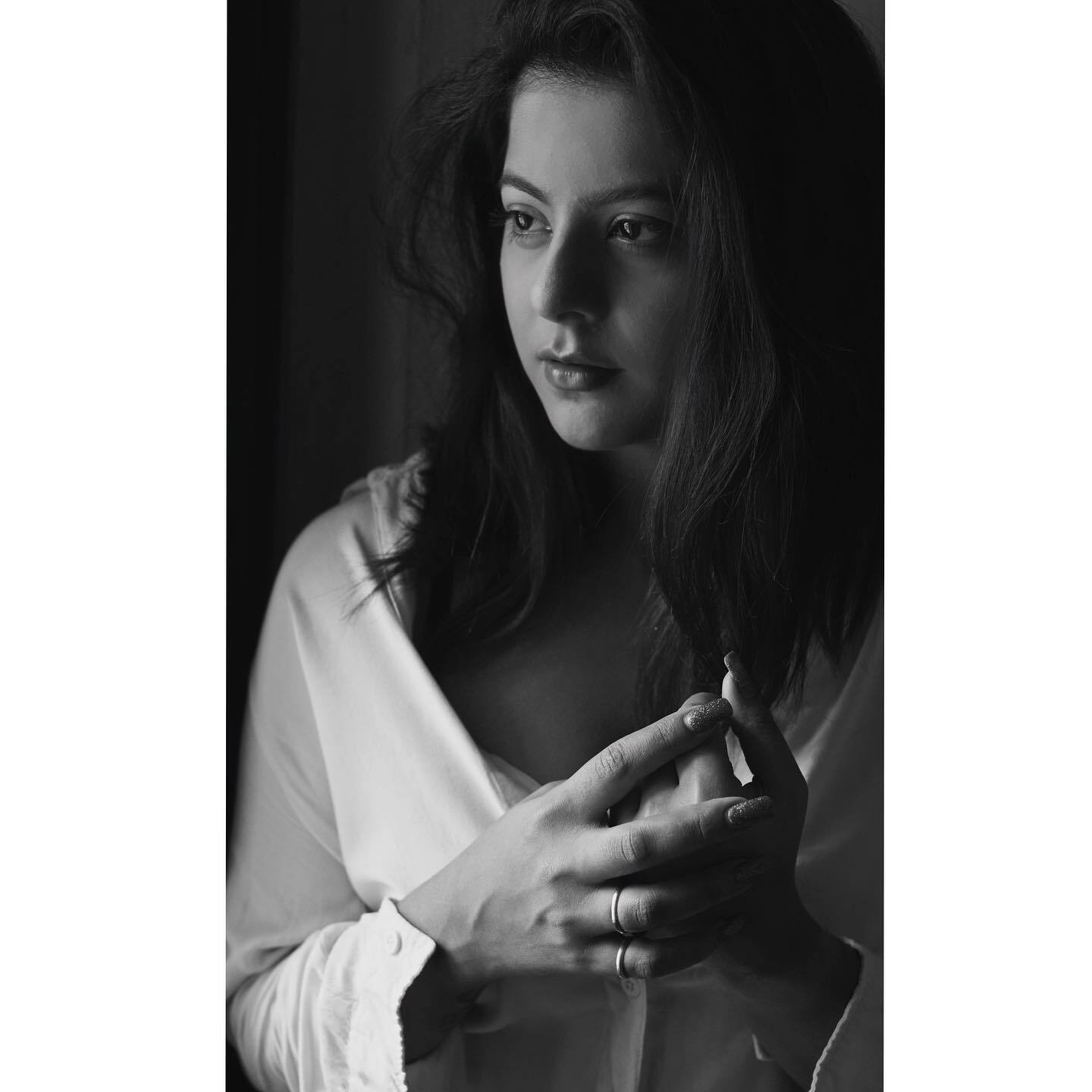 নেই অন্তর্বাস, সোশ্যাল মিডিয়ায় শরীরি উত্তাপ ছড়াচ্ছেন অভিনেত্রী অলিভিয়া সরকার 