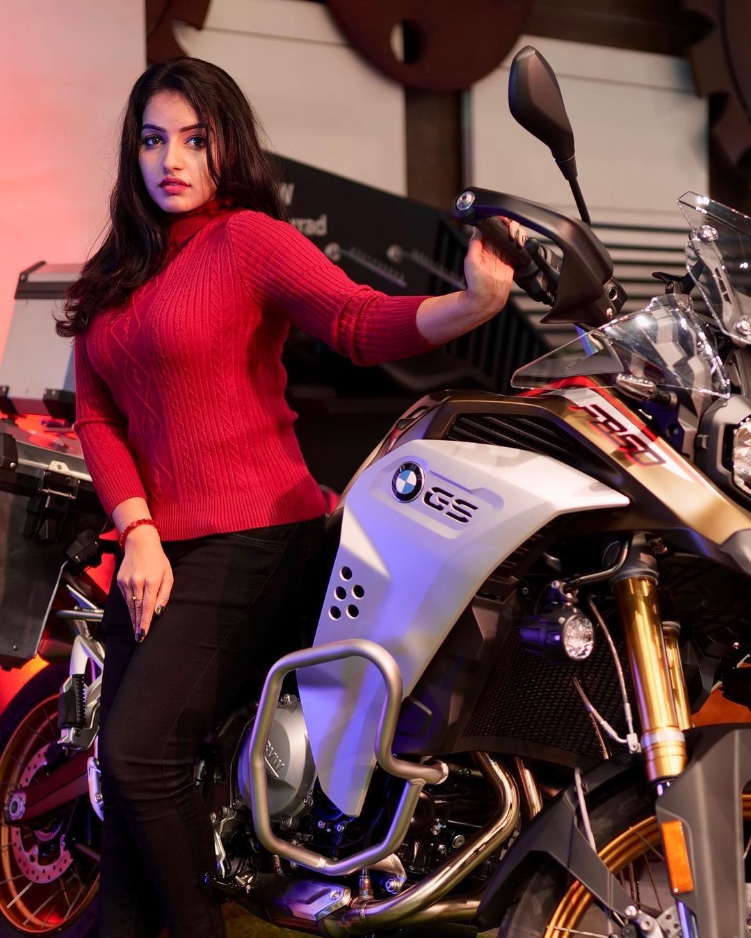  'കൊല്ലുന്ന നോട്ടം'..ഓരോ ക്ലിക്കിലും മാളവിക വൻ ലുക്ക്..ഏത് വസ്ത്രവും ചേരുന്ന മാജിക്ക് എന്താണെന്ന് ആരാധകർ