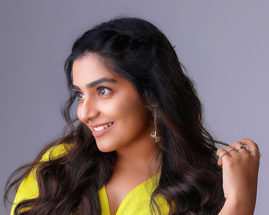 ഇത് താന്‍ഡാ ഏന്‍  സ്റ്റൈല്‍: ഇത് തെലങ്കിനായുള്ള പുത്തന്‍ ലുക്ക്, രജിഷയുടെ പുതിയ ചിത്രം വൈറലാവുന്നു