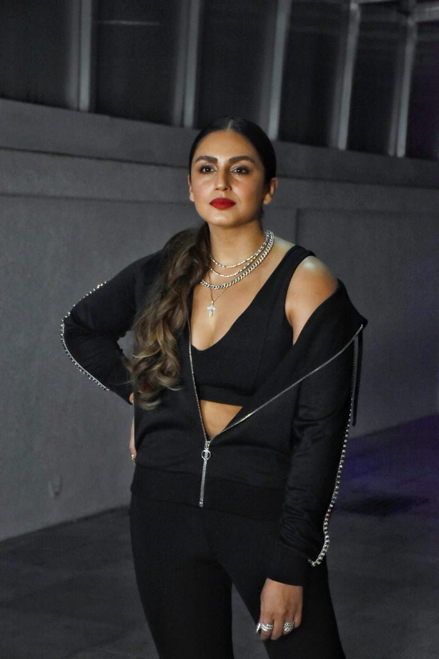 जन्मदिन पर ब्लैक स्पोर्ट्स ब्रा में नजर आईं हुमा कुरैशी, फैंस ने की जमकर तारीफ