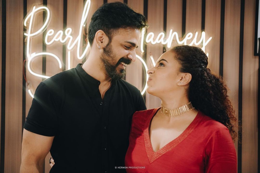  ഇത് പേളി മാണി ഷോ; എന്നാലും ഇതെന്തൊരു മാലയാണ് പേളീ.., വൈറലായി പുതിയ ചിത്രങ്ങള്‍