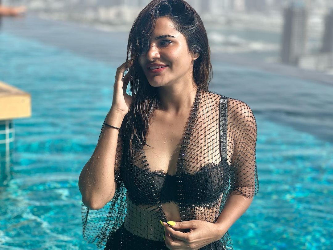 బికినీలో అషు రెడ్డి రచ్చ.. దుబాయ్‌లో రెచ్చిపోయిన హాట్ భామ