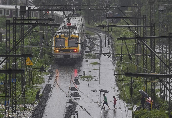 Heavy monsoon rains Cause waterlogging, in Mumbai