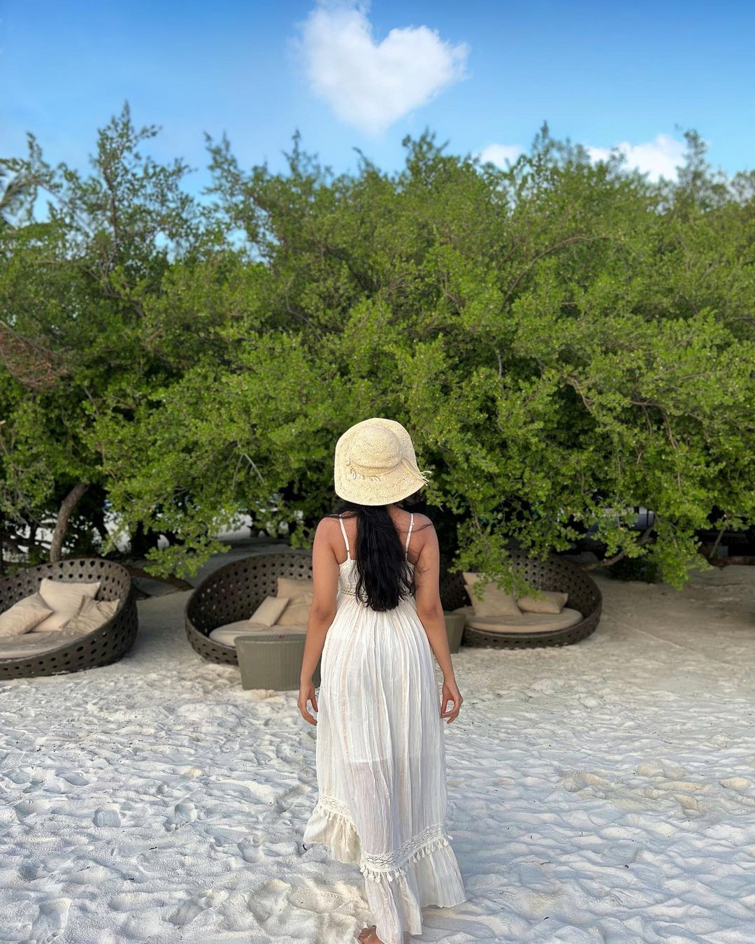 മാൽദ്വീവ്സ് ചിത്രങ്ങൾ അവസാനിക്കുന്നില്ല: അടിപൊളി ലുക്കിൽ അഹാന, വൈറൽ ചിത്രങ്ങൾ