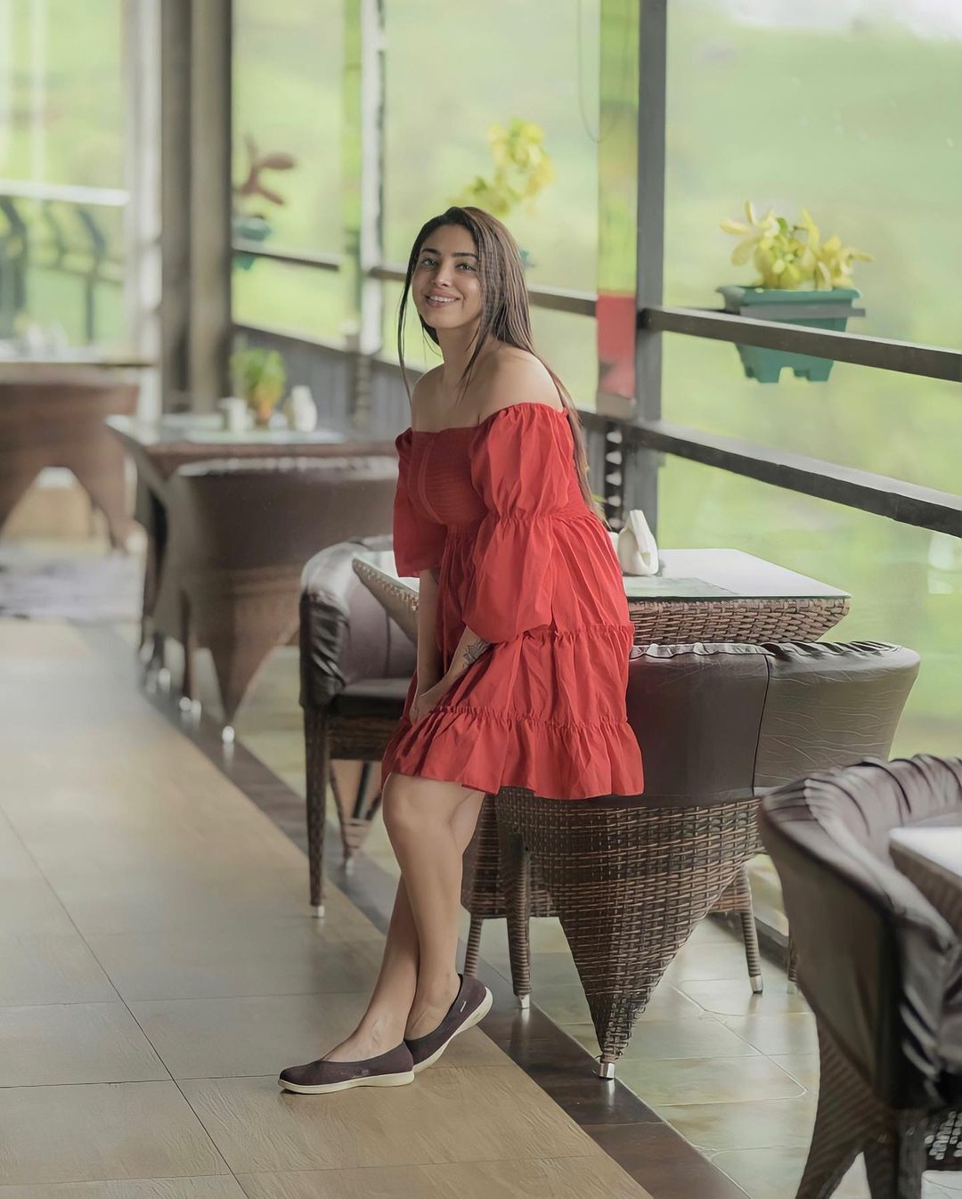 പോസ്റ്റായാൽ നമ്മൾ പോസിൽ പിടിക്കും... സൂപ്പർ ഗ്ലാമറസായി അമേയ മാത്യു