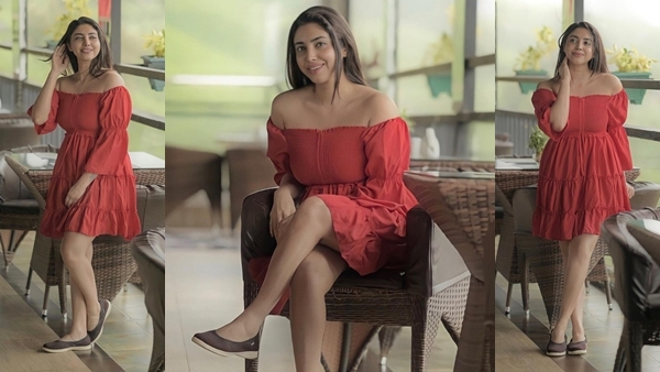 പോസ്റ്റായാൽ നമ്മൾ പോസിൽ പിടിക്കും... സൂപ്പർ ഗ്ലാമറസായി അമേയ മാത്യു