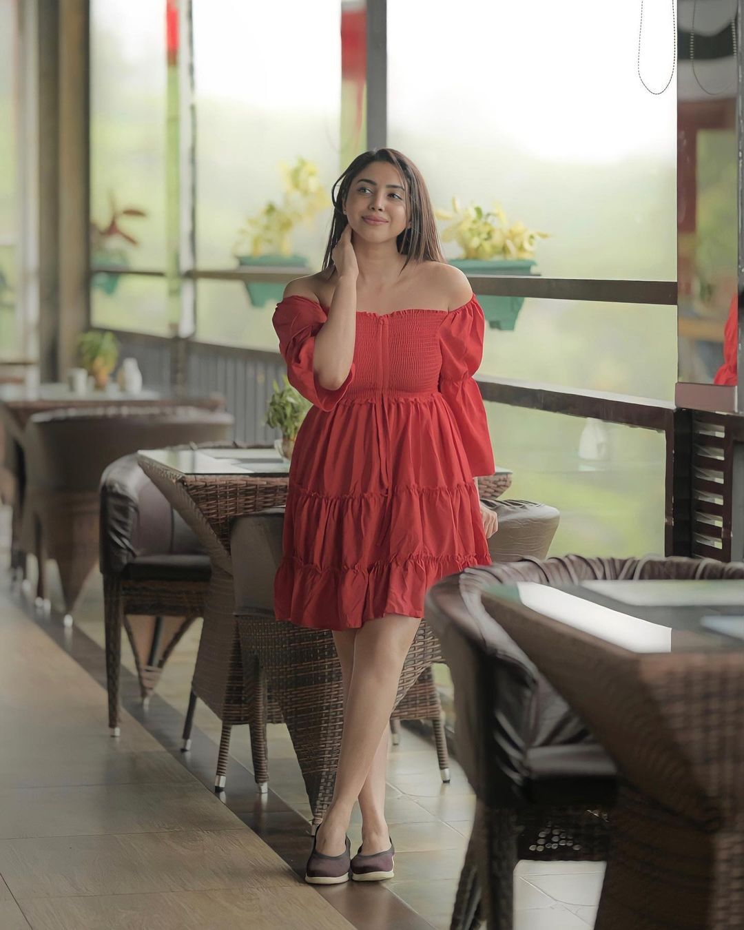 പോസ്റ്റായാൽ നമ്മൾ പോസിൽ പിടിക്കും... സൂപ്പർ ഗ്ലാമറസായി അമേയ മാത്യു