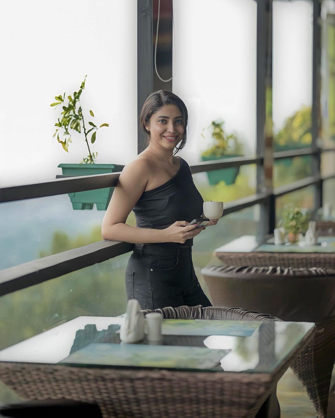 'ഊതല്ലേ...ഊതല്ലേ...ഊതിയാല്‍ തീപ്പൊരി പാറും'; അമേയയുടെ ചായകുടി ചിത്രം ഏറ്റെടുത്ത് ആരാധകര്‍