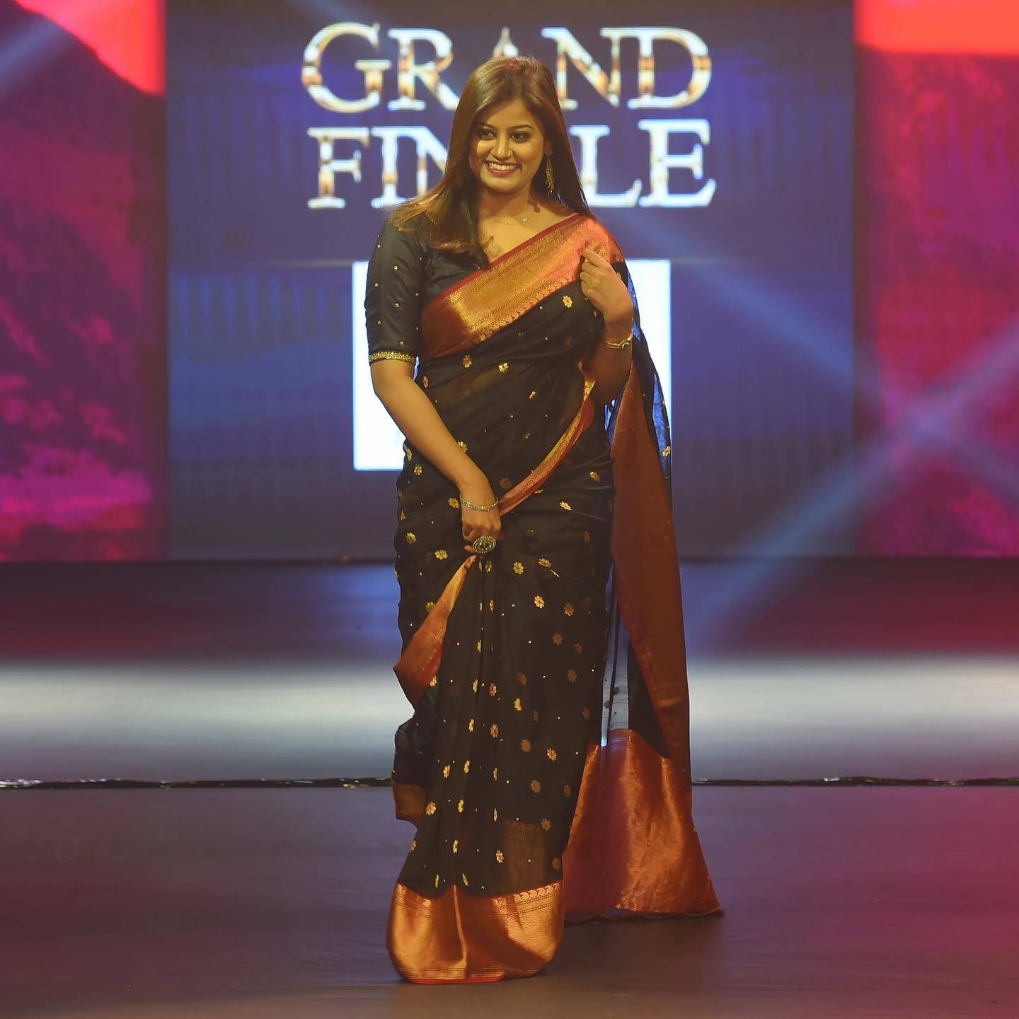 ജോര്‍ജുകുട്ടിയുടെ മകള്‍ തന്നെയല്ലേ ഇത്; സാരിയില്‍ കിടുക്കി അന്‍സിബ, വൈറല്‍ ചിത്രങ്ങള്‍