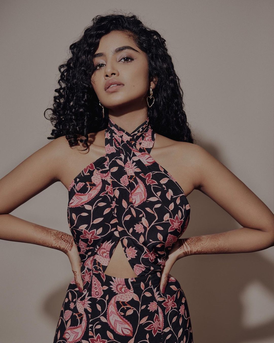 അനുപമ... ഇറ്റ്‌സ് യൂ... ക്യൂട്ട് ഒപ്പം ഹോട്ടും; അടിപൊളിയെന്ന് സോഷ്യല്‍ മീഡിയ