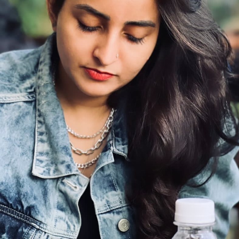 ഇതെന്നാ മമ്മൂക്കയാണോ, ഇത്ര ഗൗരവം, ലുക്ക് പൊളിയാണ് ഭാമ, സ്റ്റൈലിഷായിട്ടുണ്ട്, വൈറലായി കൂള്‍ ബ്ലൂ ചിത്രങ്ങള്‍