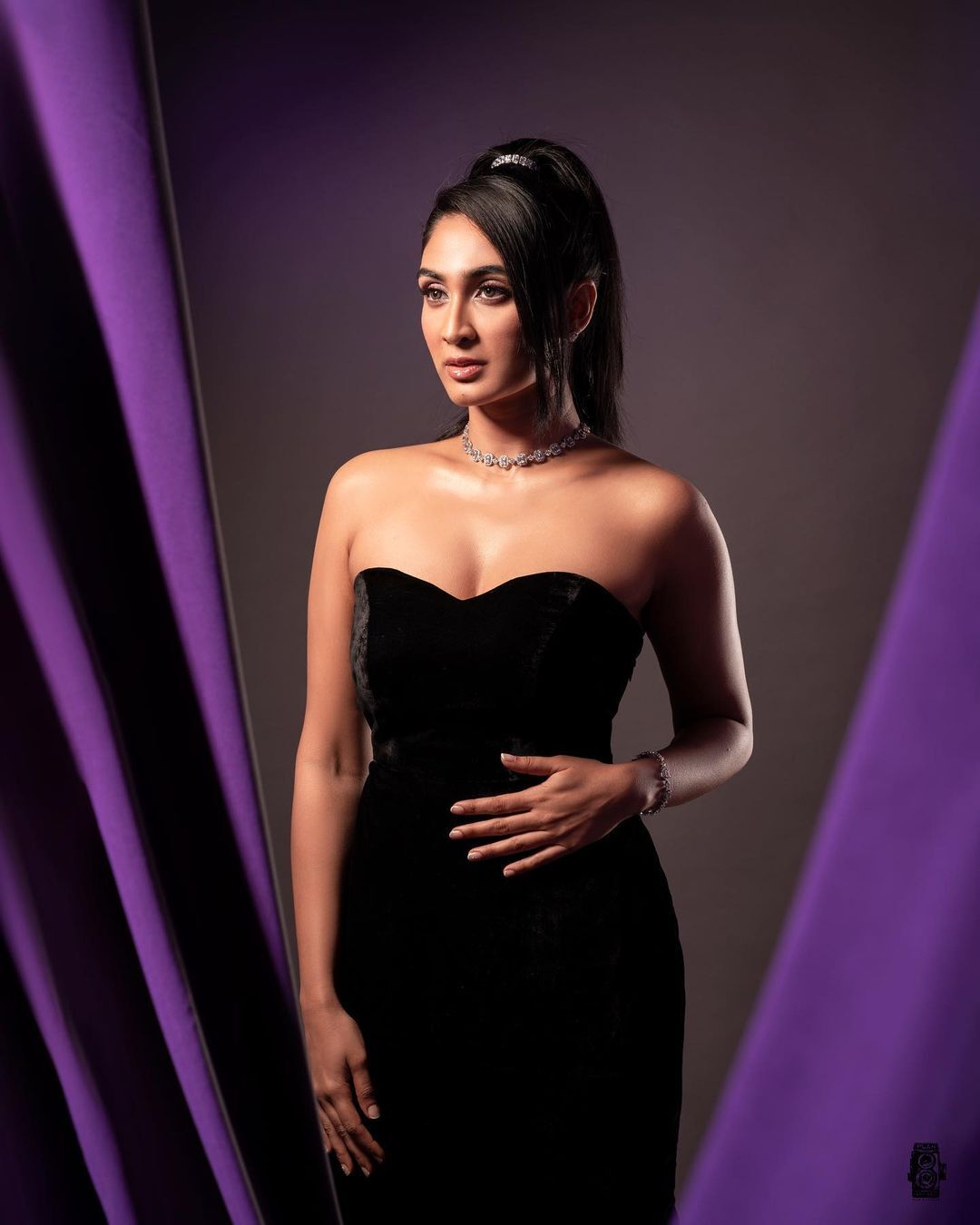 ഉഫ്...ഒന്നും പറയാനില്ല, ഇത് ഒന്നൊന്നര ലുക്ക്; ദീപ്തിയുടെ വൈറല്‍ ചിത്രങ്ങള്‍ 