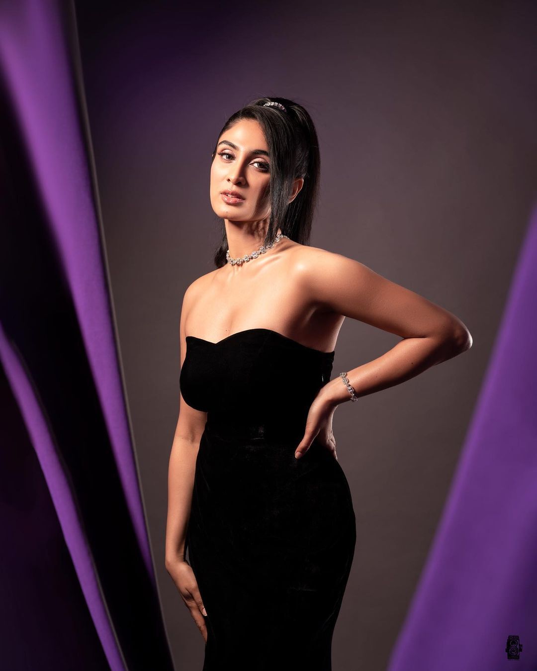 ഹോട്ട് ആന്‍ഡ് ക്യൂട്ട്; ദീപ്തി... എജ്ജാതി ലുക്ക്, വൈറല്‍ ചിത്രങ്ങള്‍ 